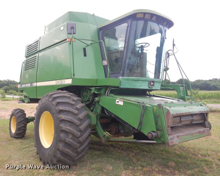 image for item DN0411 1990 John Deere 9600  combine