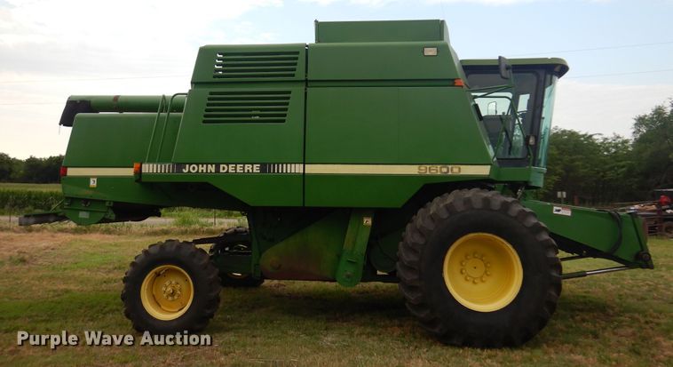 image for item DN0411 1990 John Deere 9600  combine