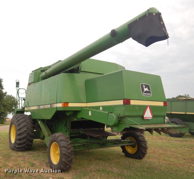 image for item DN0411 1990 John Deere 9600  combine