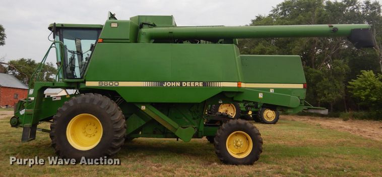 image for item DN0411 1990 John Deere 9600  combine