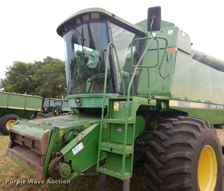 image for item DN0411 1990 John Deere 9600  combine