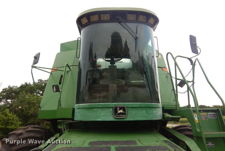 image for item DN0411 1990 John Deere 9600  combine