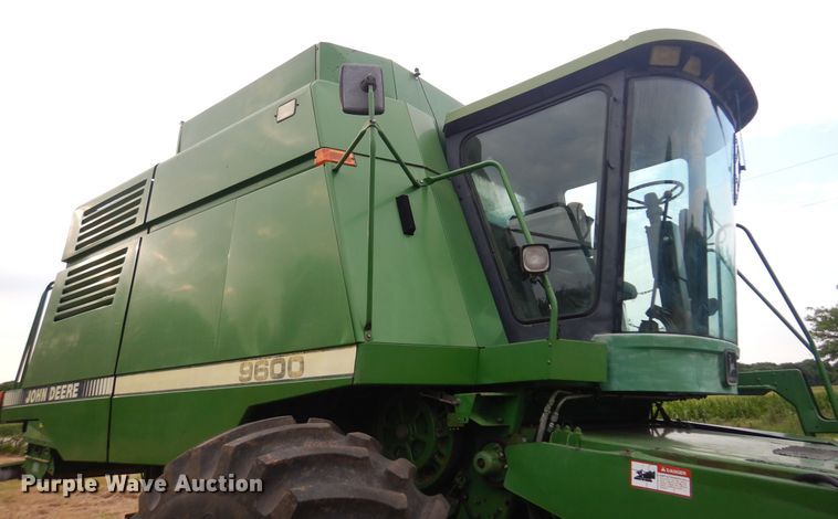 image for item DN0411 1990 John Deere 9600  combine