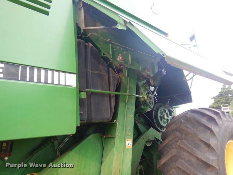 image for item DN0411 1990 John Deere 9600  combine