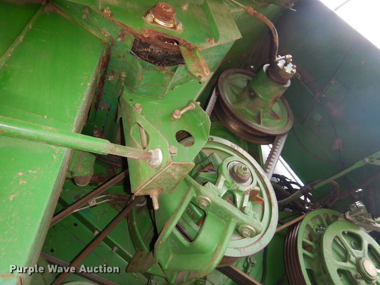 image for item DN0411 1990 John Deere 9600  combine