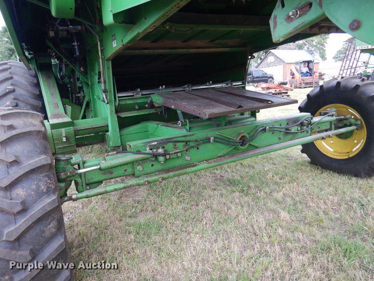 image for item DN0411 1990 John Deere 9600  combine