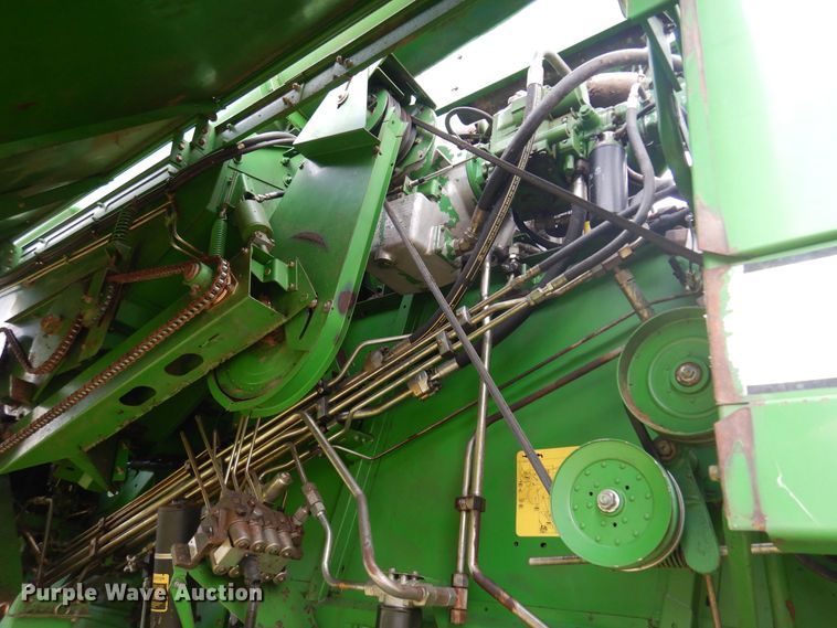 image for item DN0411 1990 John Deere 9600  combine