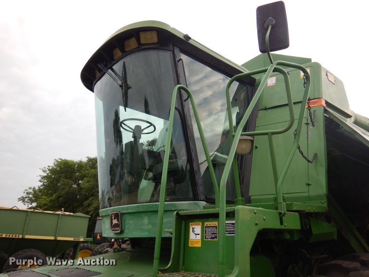 image for item DN0411 1990 John Deere 9600  combine