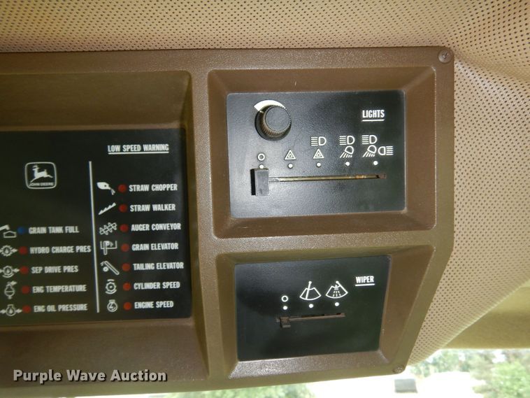 image for item DN0411 1990 John Deere 9600  combine