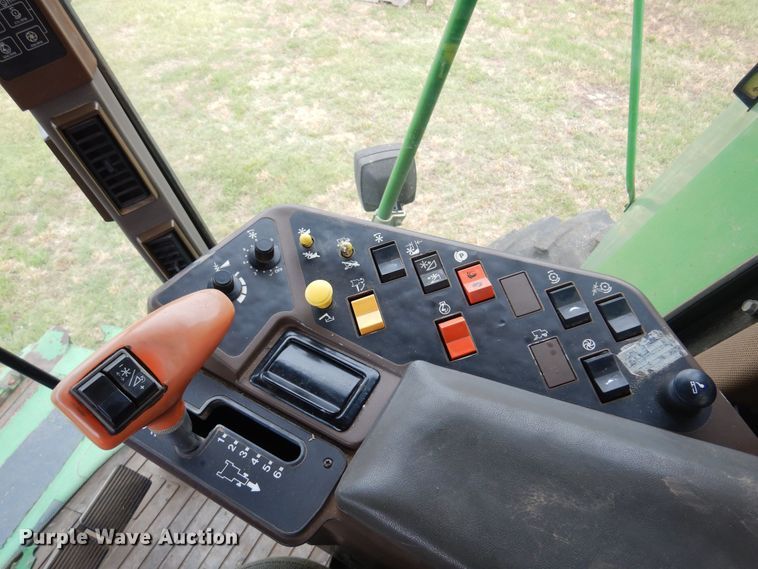 image for item DN0411 1990 John Deere 9600  combine