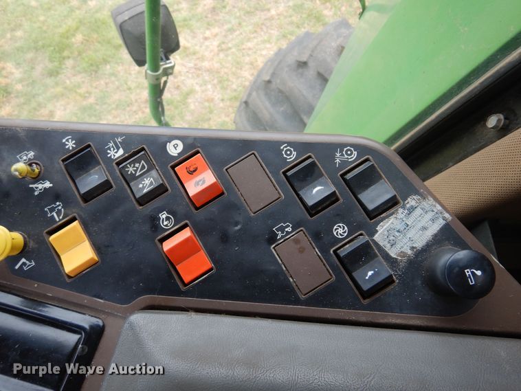 image for item DN0411 1990 John Deere 9600  combine