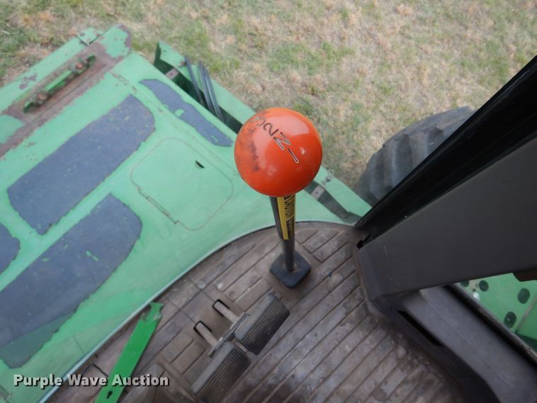 image for item DN0411 1990 John Deere 9600  combine