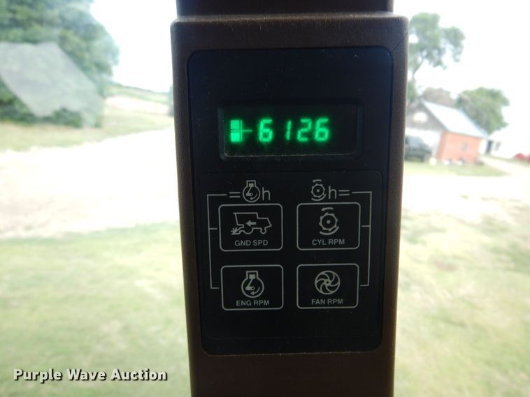 image for item DN0411 1990 John Deere 9600  combine