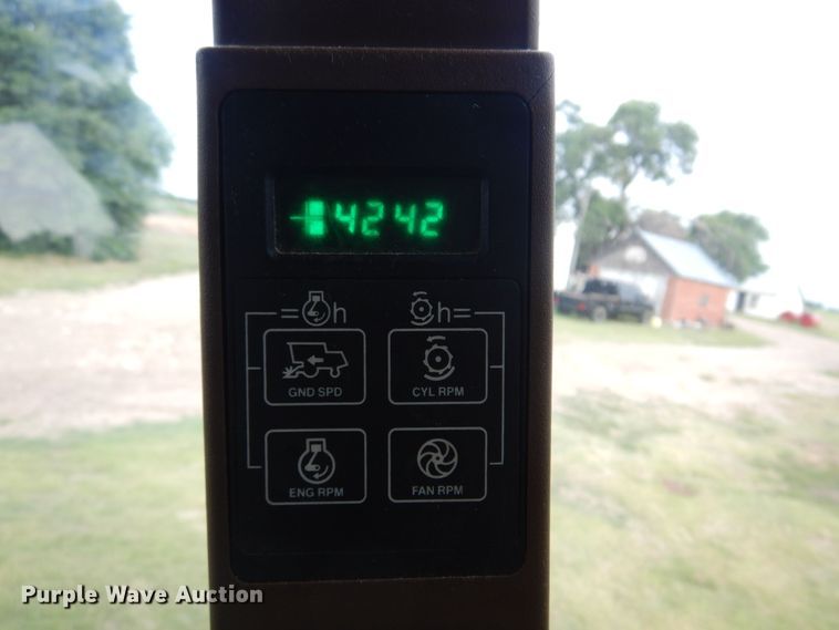 image for item DN0411 1990 John Deere 9600  combine