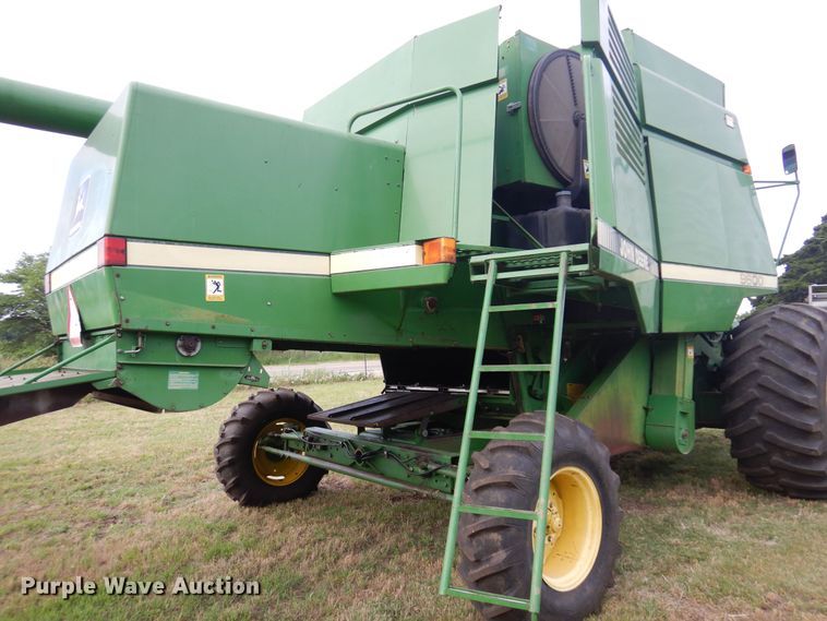 image for item DN0411 1990 John Deere 9600  combine