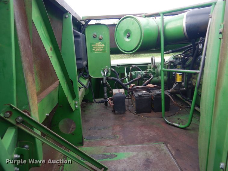 image for item DN0411 1990 John Deere 9600  combine
