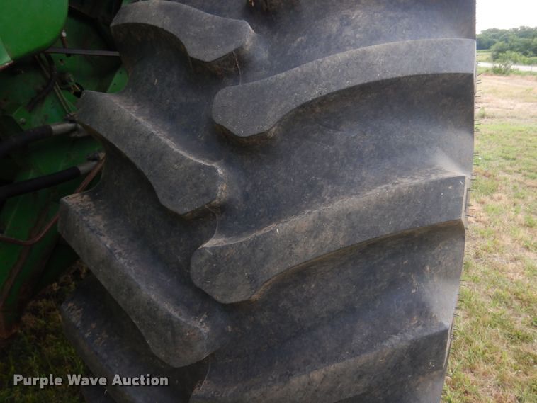 image for item DN0411 1990 John Deere 9600  combine