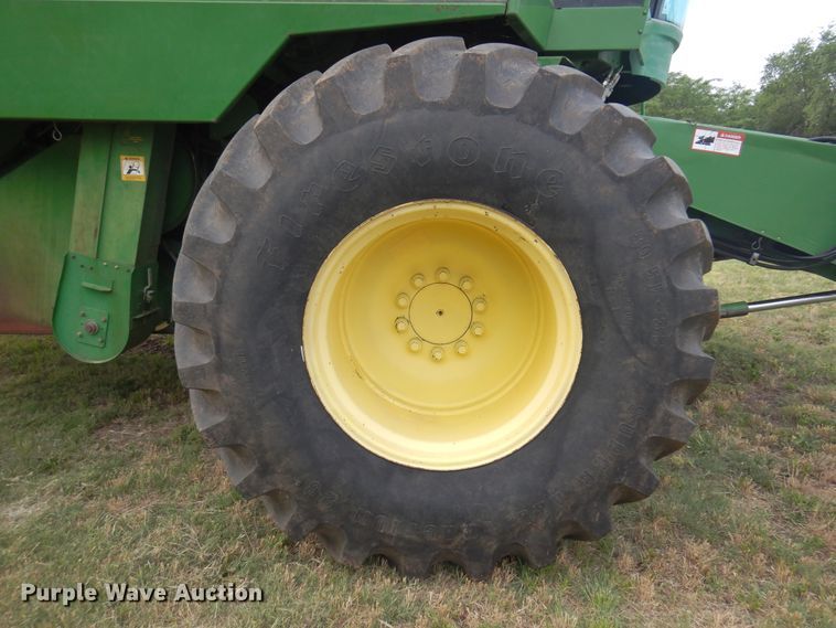 image for item DN0411 1990 John Deere 9600  combine