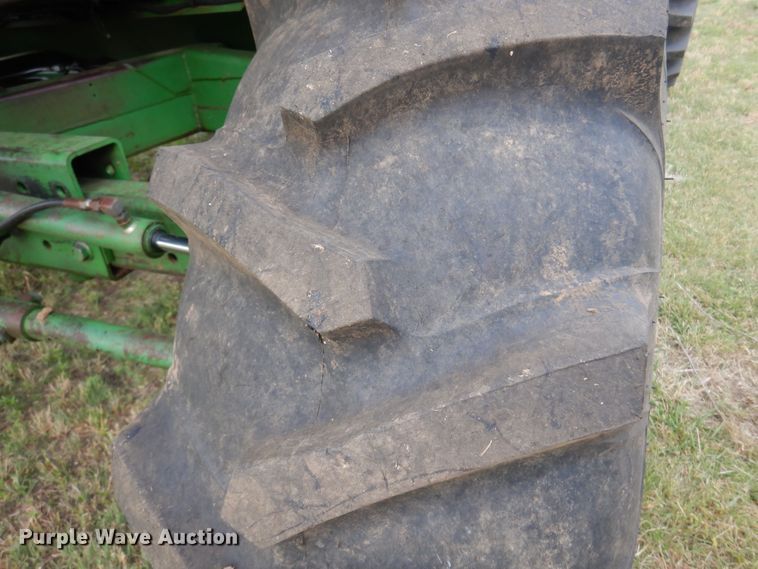 image for item DN0411 1990 John Deere 9600  combine