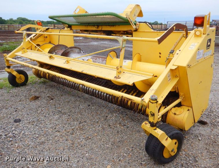 image for item DP4347 John Deere 640A  pickup head