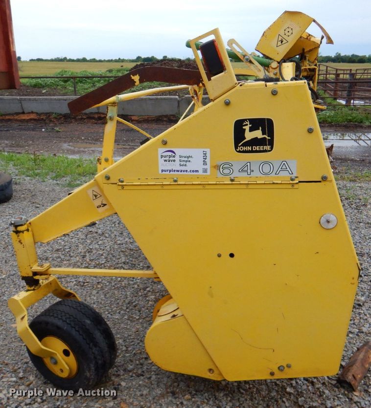 image for item DP4347 John Deere 640A  pickup head