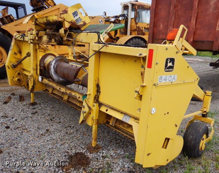 image for item DP4347 John Deere 640A  pickup head