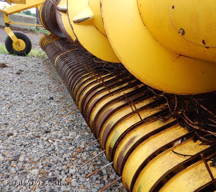 image for item DP4347 John Deere 640A  pickup head