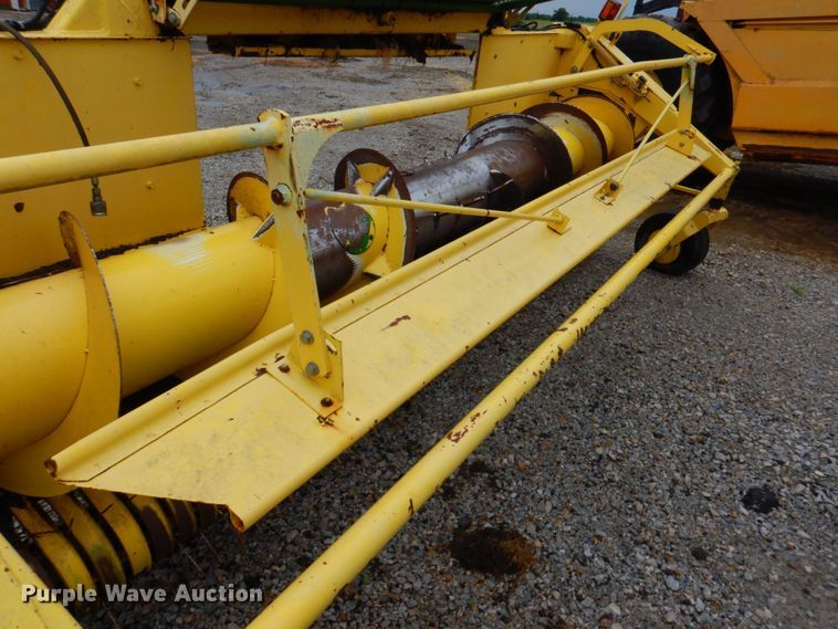 image for item DP4347 John Deere 640A  pickup head