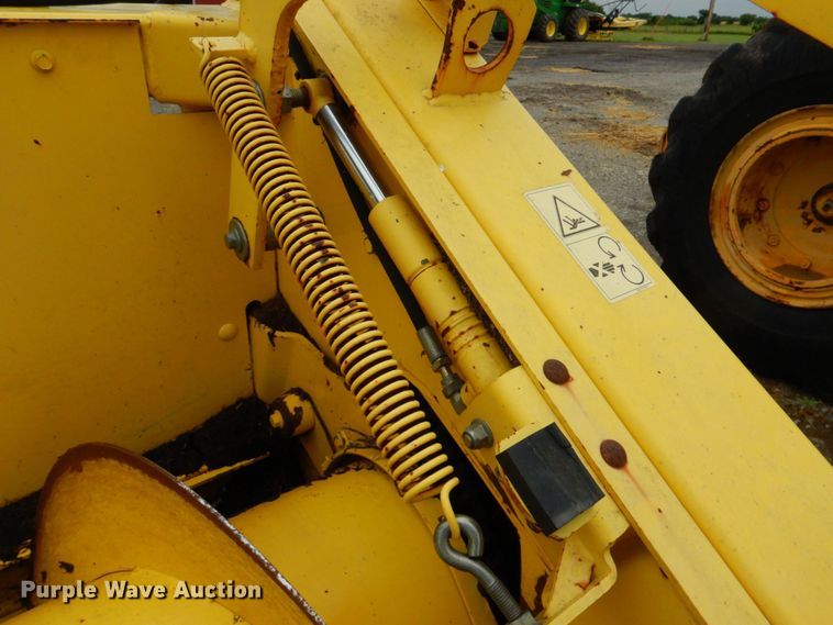 image for item DP4347 John Deere 640A  pickup head