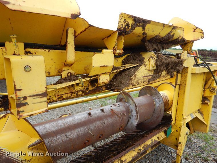 image for item DP4347 John Deere 640A  pickup head