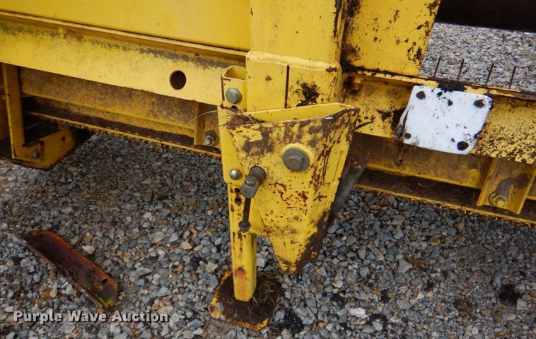 image for item DP4347 John Deere 640A  pickup head