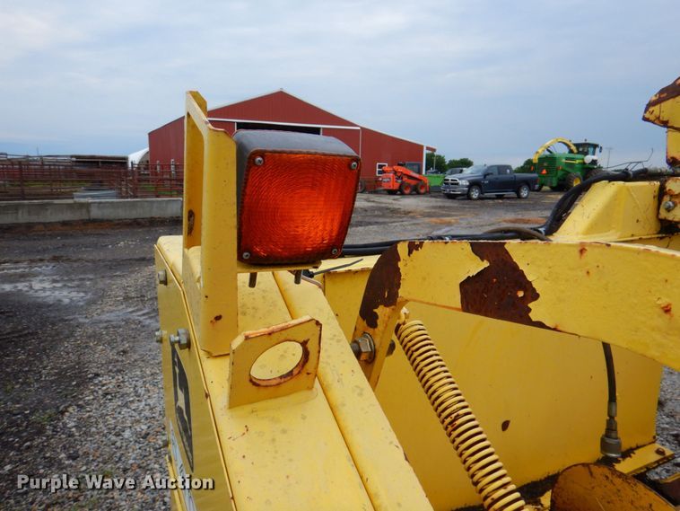 image for item DP4347 John Deere 640A  pickup head