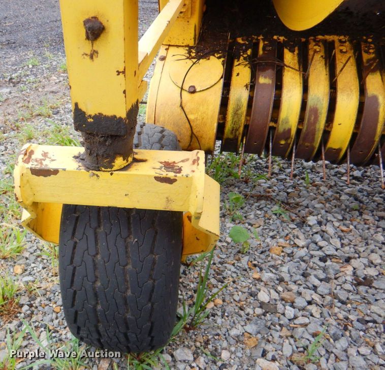 image for item DP4347 John Deere 640A  pickup head