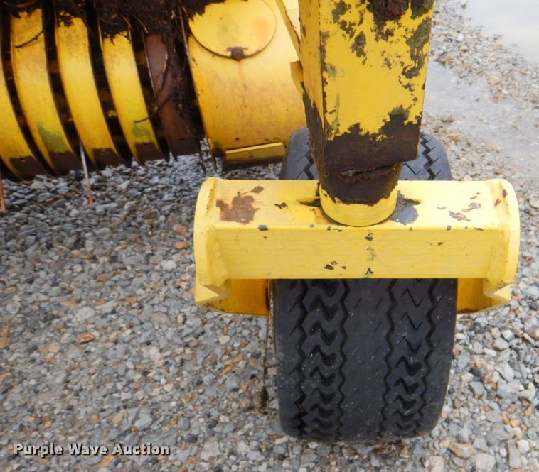 image for item DP4347 John Deere 640A  pickup head