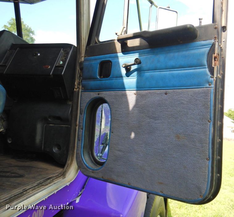 image for item DP4380 1999 Peterbilt 385  silage truck