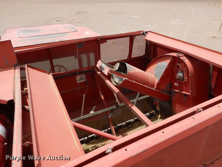 image for item DR1209 1994 Case IH 1688  combine