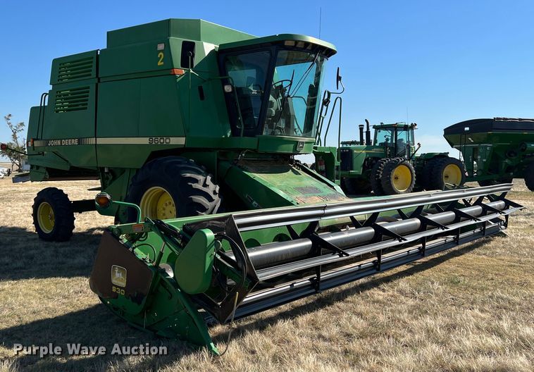 image for item DS8378 1992 John Deere 9600  combine