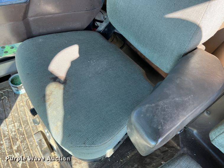 image for item DS8378 1992 John Deere 9600  combine