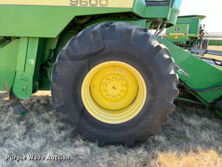 image for item DS8378 1992 John Deere 9600  combine