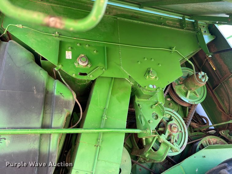 image for item DS8379 1997 John Deere 9600  combine