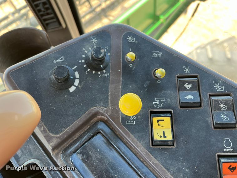 image for item DS8379 1997 John Deere 9600  combine