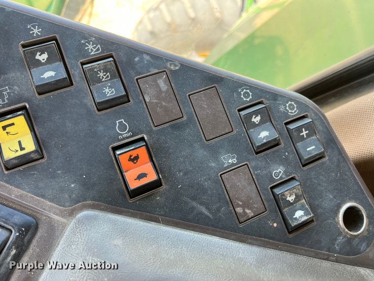 image for item DS8379 1997 John Deere 9600  combine