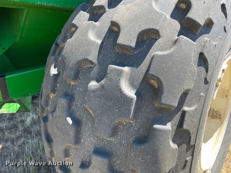 image for item DS8381 Brent 1082  grain cart