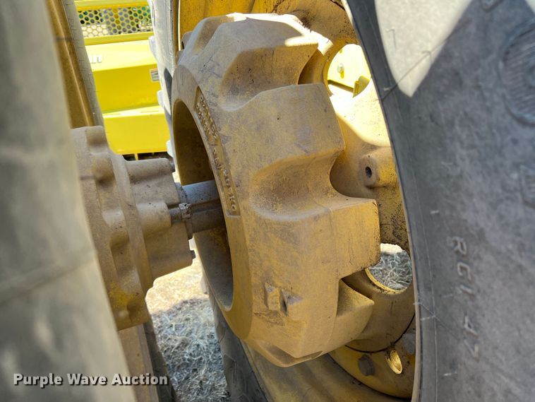 image for item DS8382 2004 John Deere 9220  4WD tractor