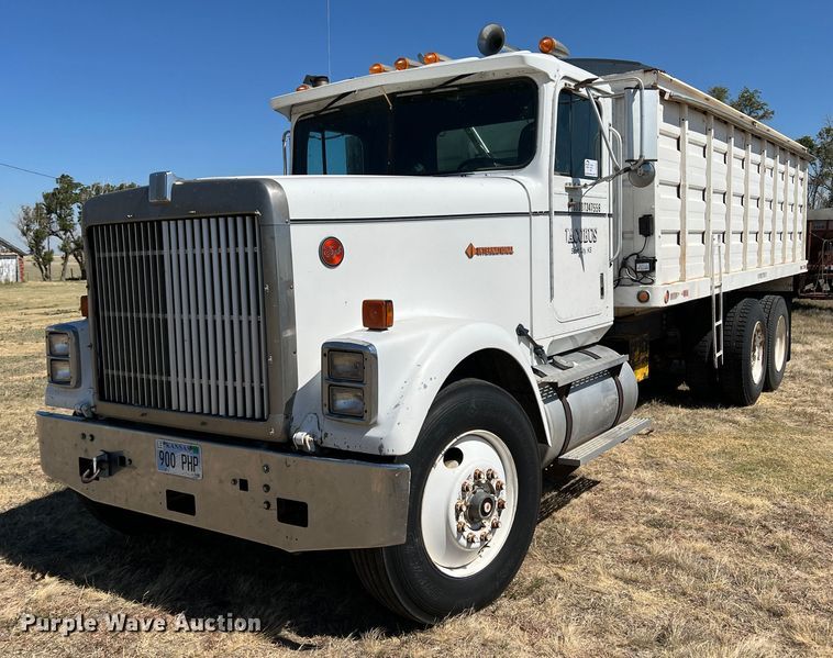 image for item DS8387 1987 International 9370  grain truck