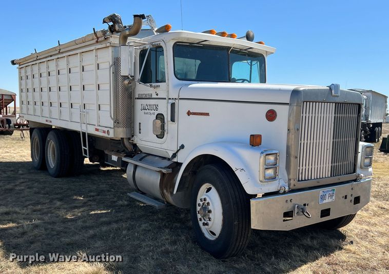 image for item DS8387 1987 International 9370  grain truck