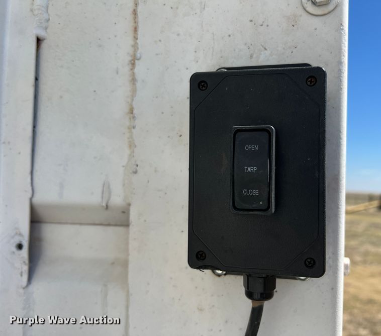 image for item DS8387 1987 International 9370  grain truck