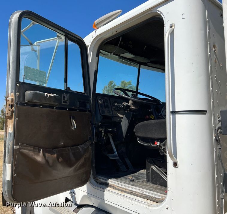 image for item DS8387 1987 International 9370  grain truck