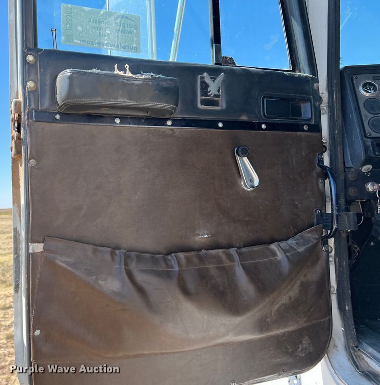 image for item DS8387 1987 International 9370  grain truck