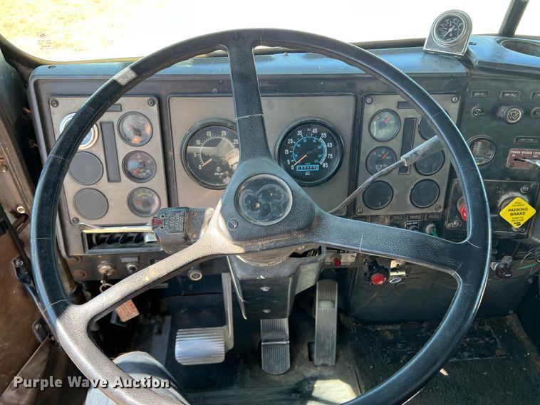 image for item DS8387 1987 International 9370  grain truck